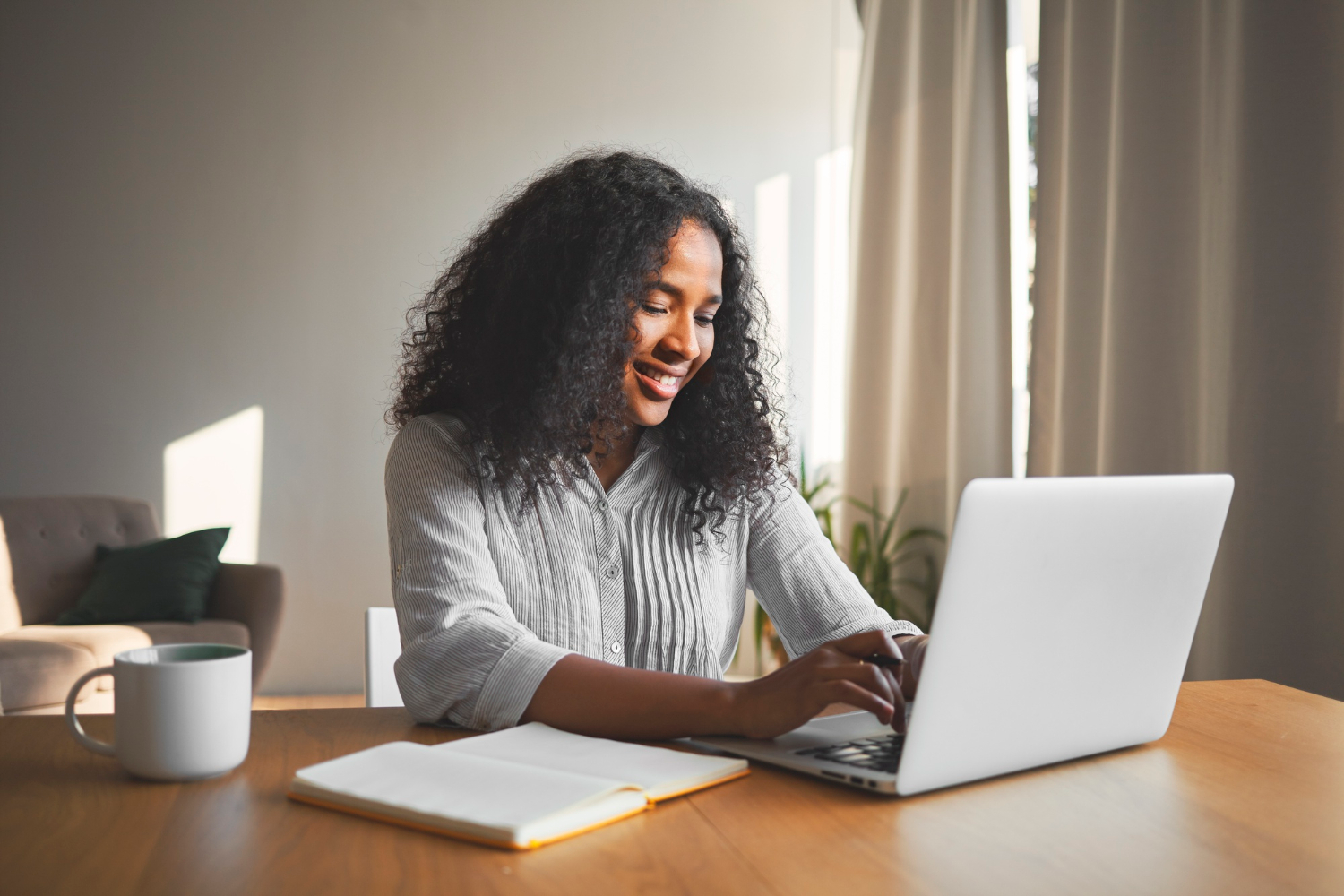 Mulher digitando em computador, representando legendagem de vídeo.