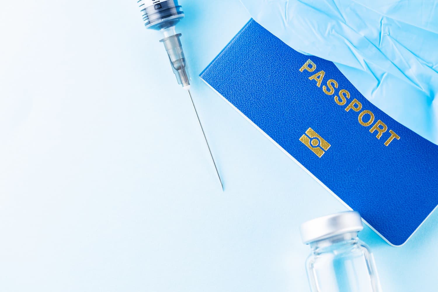 Passaporte e vacinas de viajante pronto para embarcar após fazer a tradução juramentada de carteira de vacinação