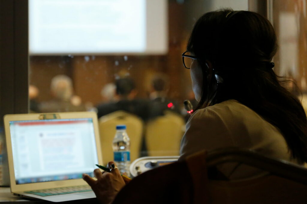 Profissional realizando o serviço de tradução simultânea