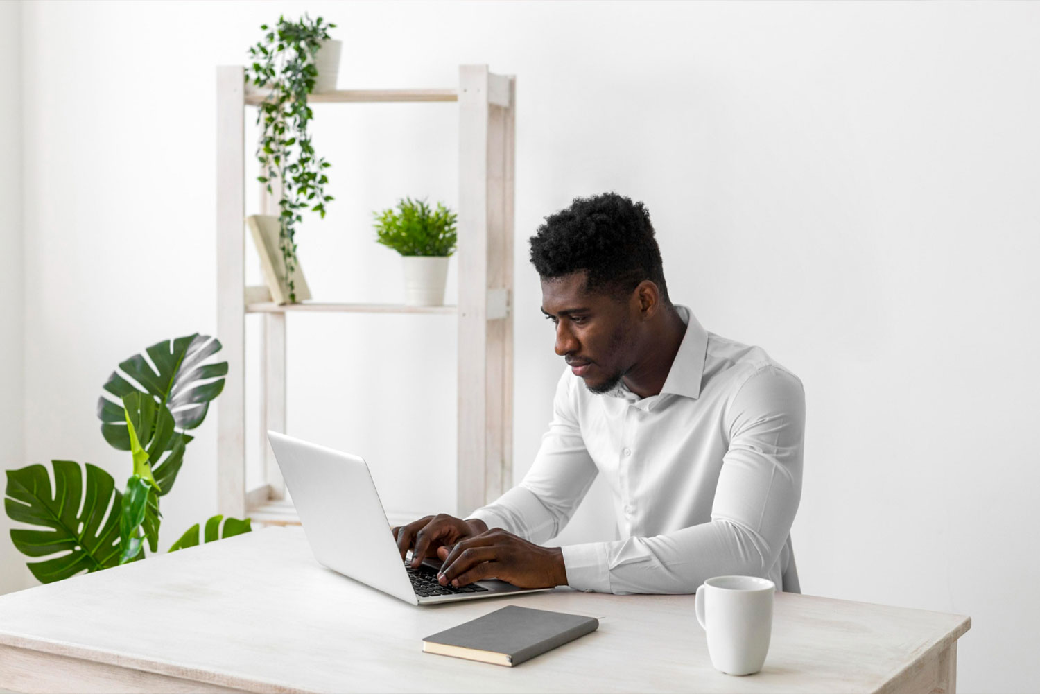 Profissional realizando a tarefa de traduzir site