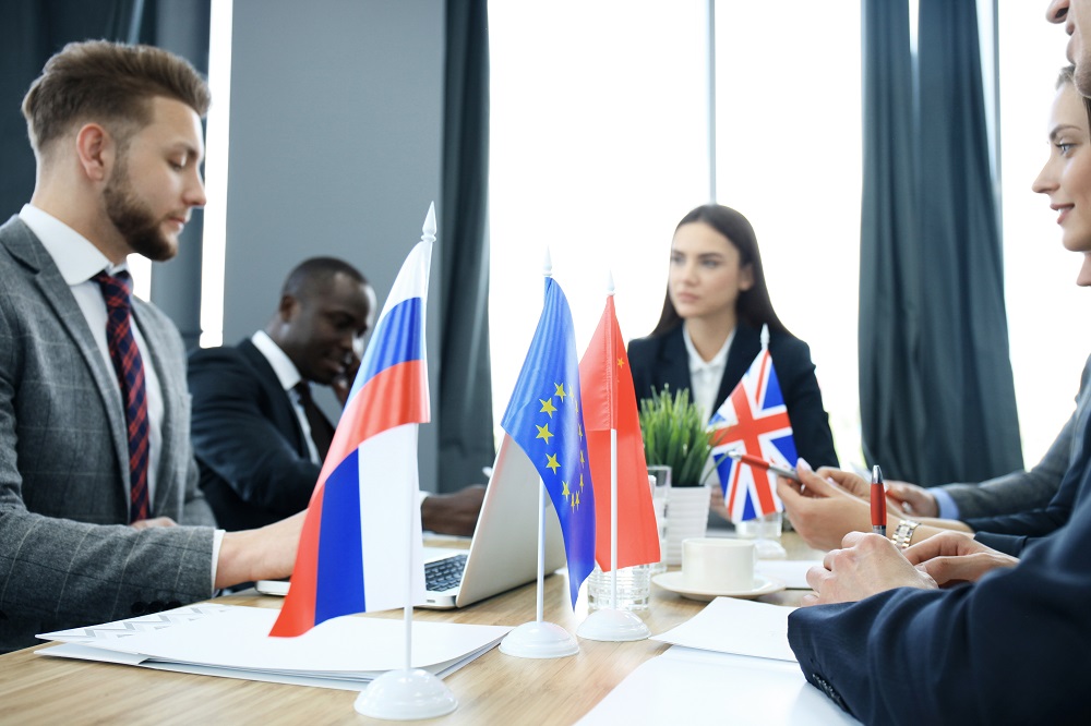 reunião entre uma equipe de tradução consecutiva