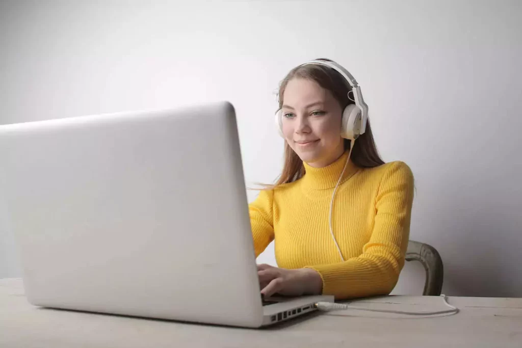 Tradução e Transcrição: jovem trabalhando em um serviço de transcrição de áudio