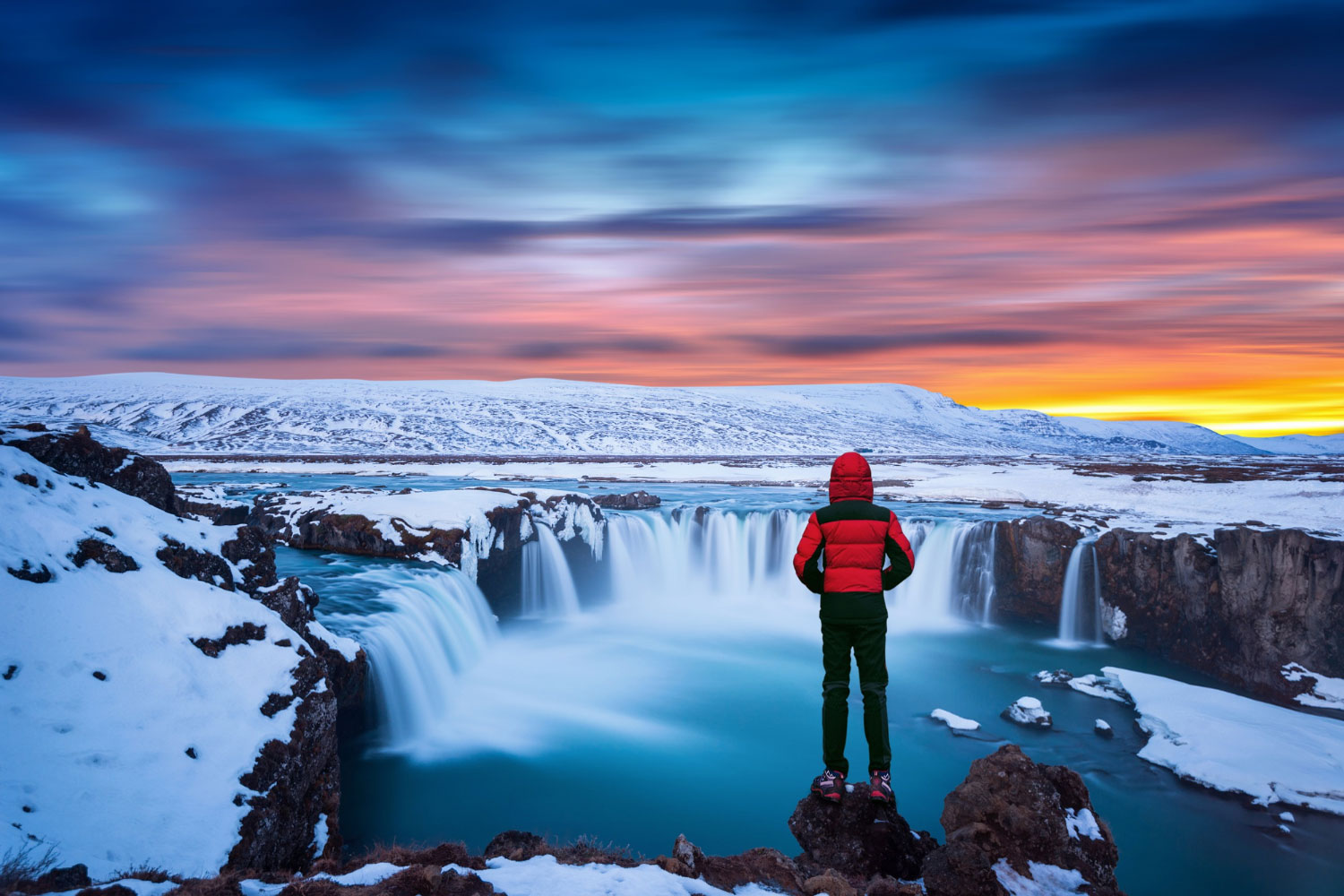 Mulher admirando linda paisagem na Islândia, um dos países mais seguros do mundo