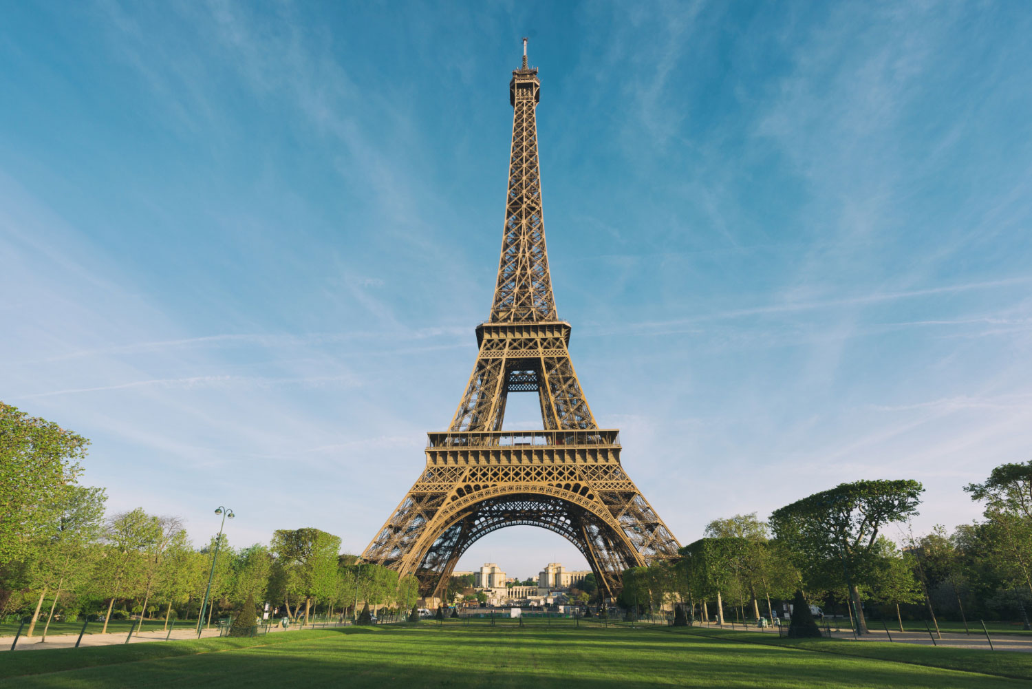 Torre Eiffel sob um céu azul como ponto turístico para visitar depois de saber que não é preciso de visto para França.