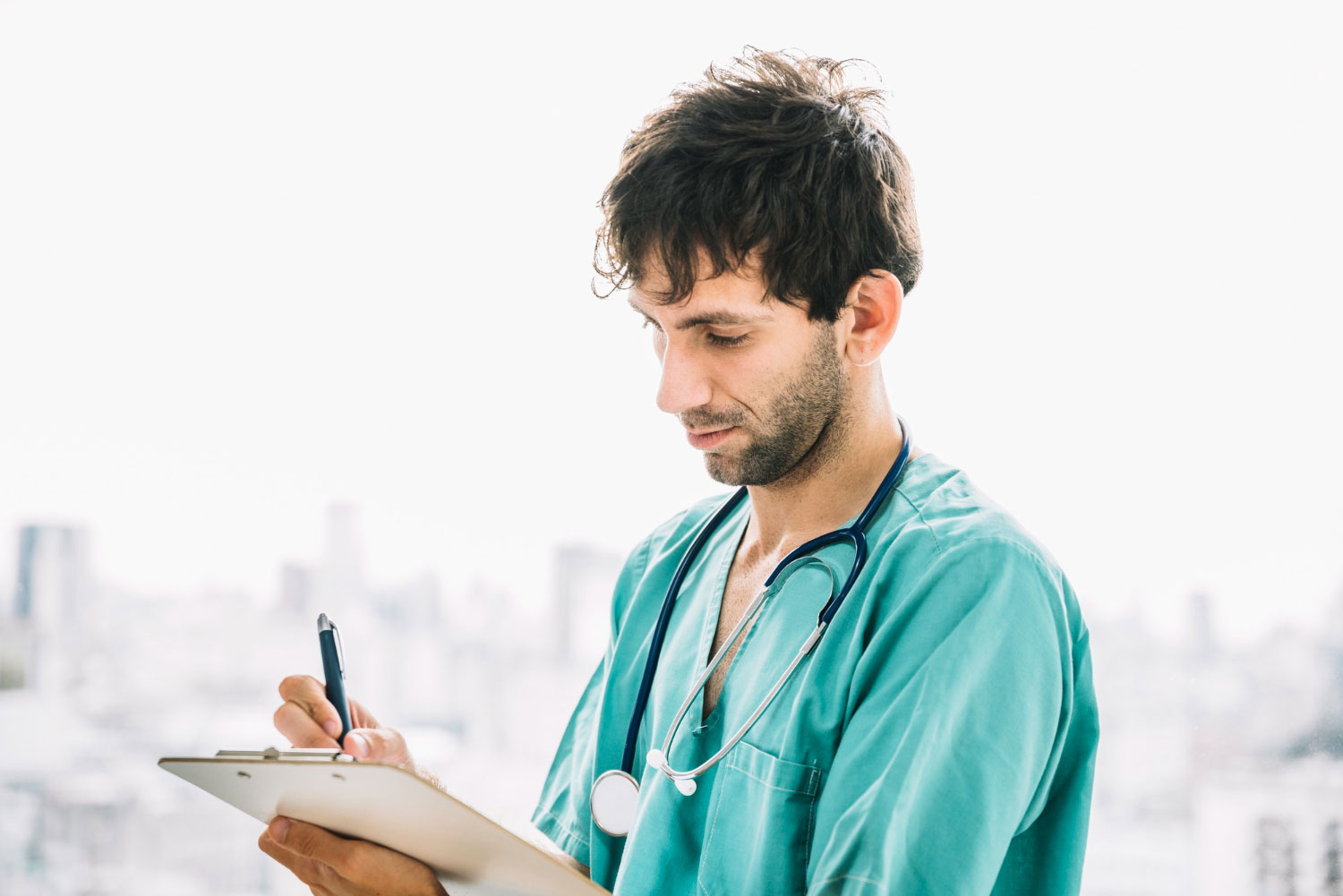 Médico trabalhando após revalidar diploma médico para Portugal