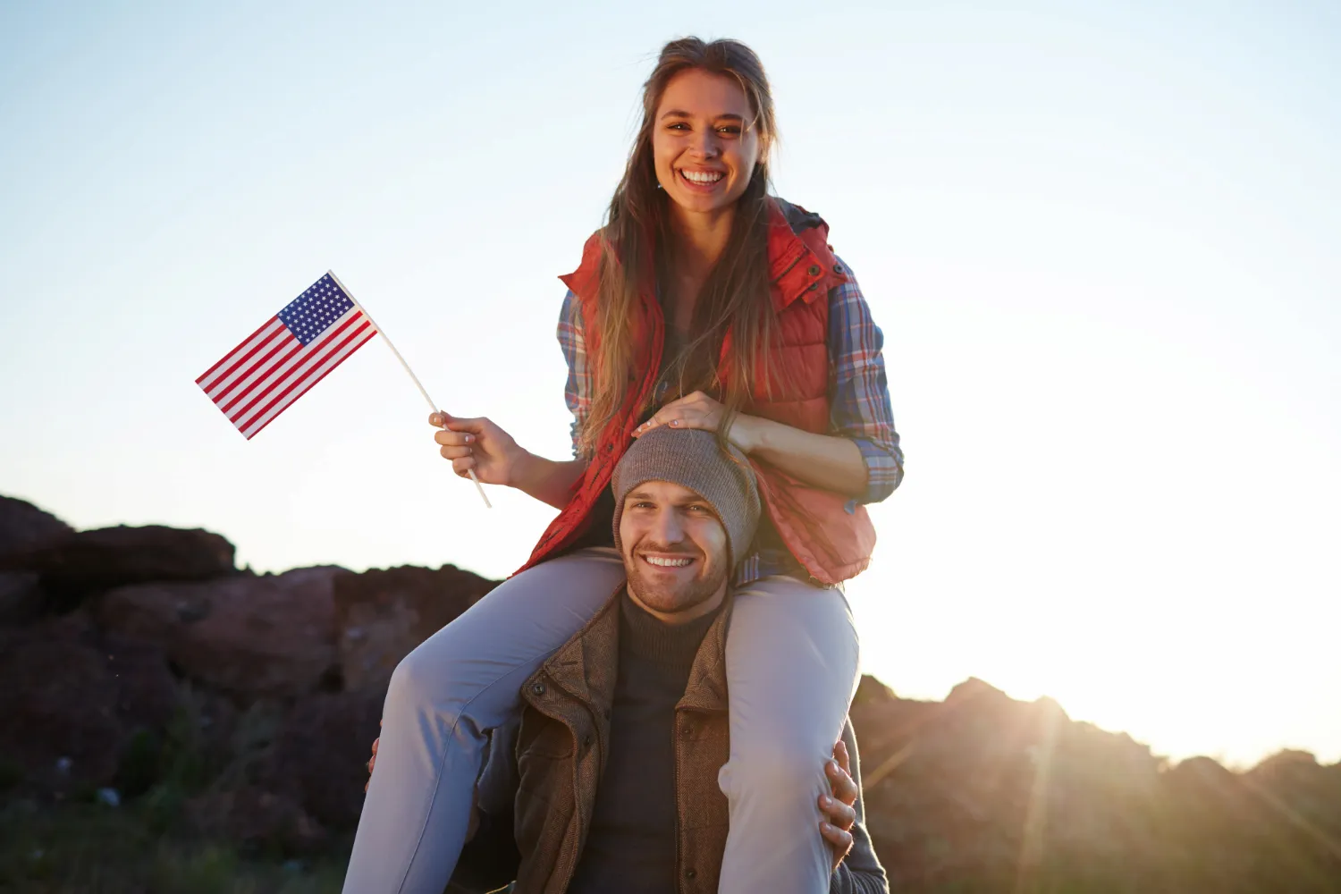 Imagem de casal feliz em viagem, após descobrir como ir para os Estados Unidos