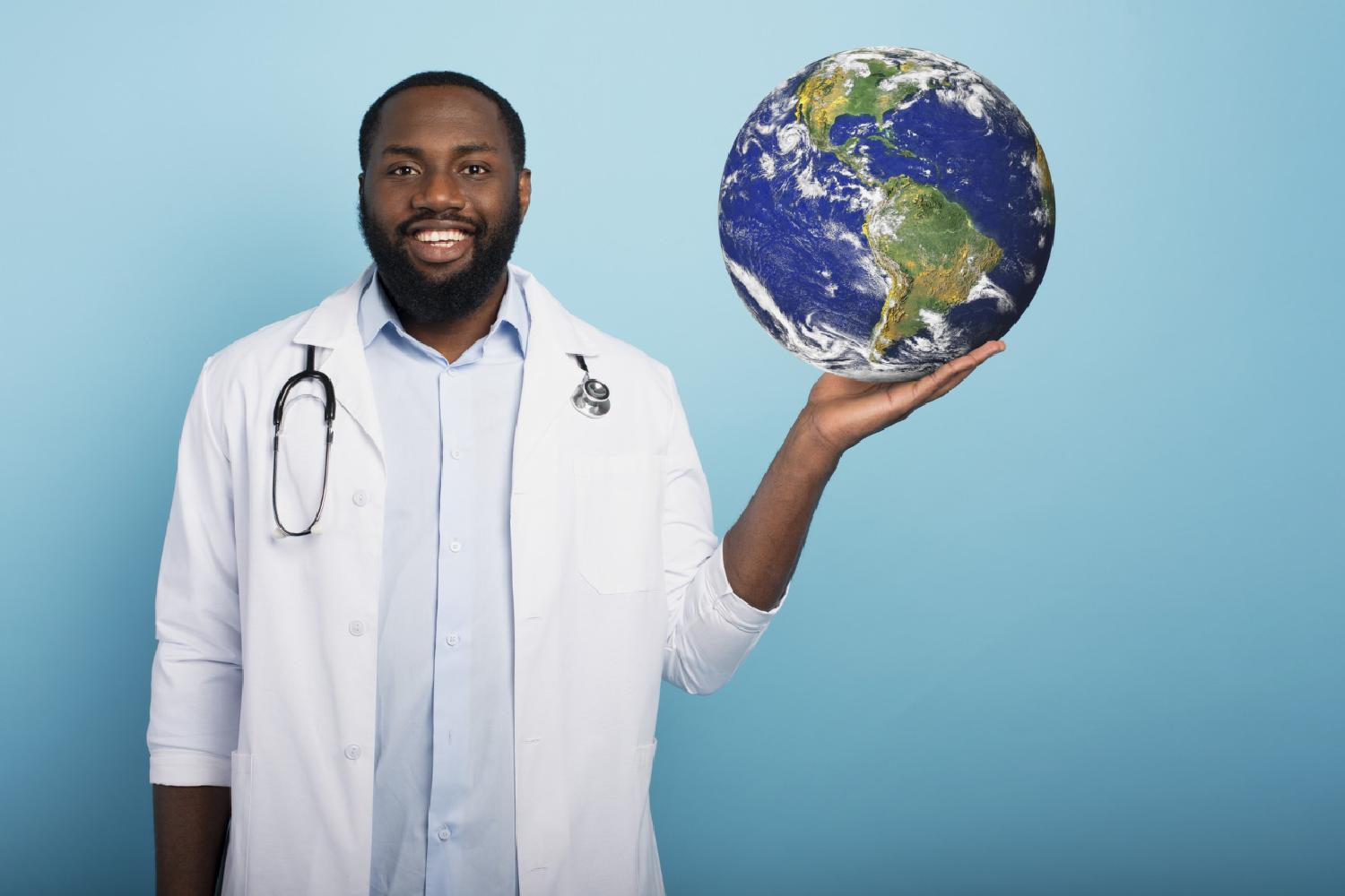 Imagem de um médico com um globo na mão, representando a questão “Diploma de medicina do Brasil vale em quais países?