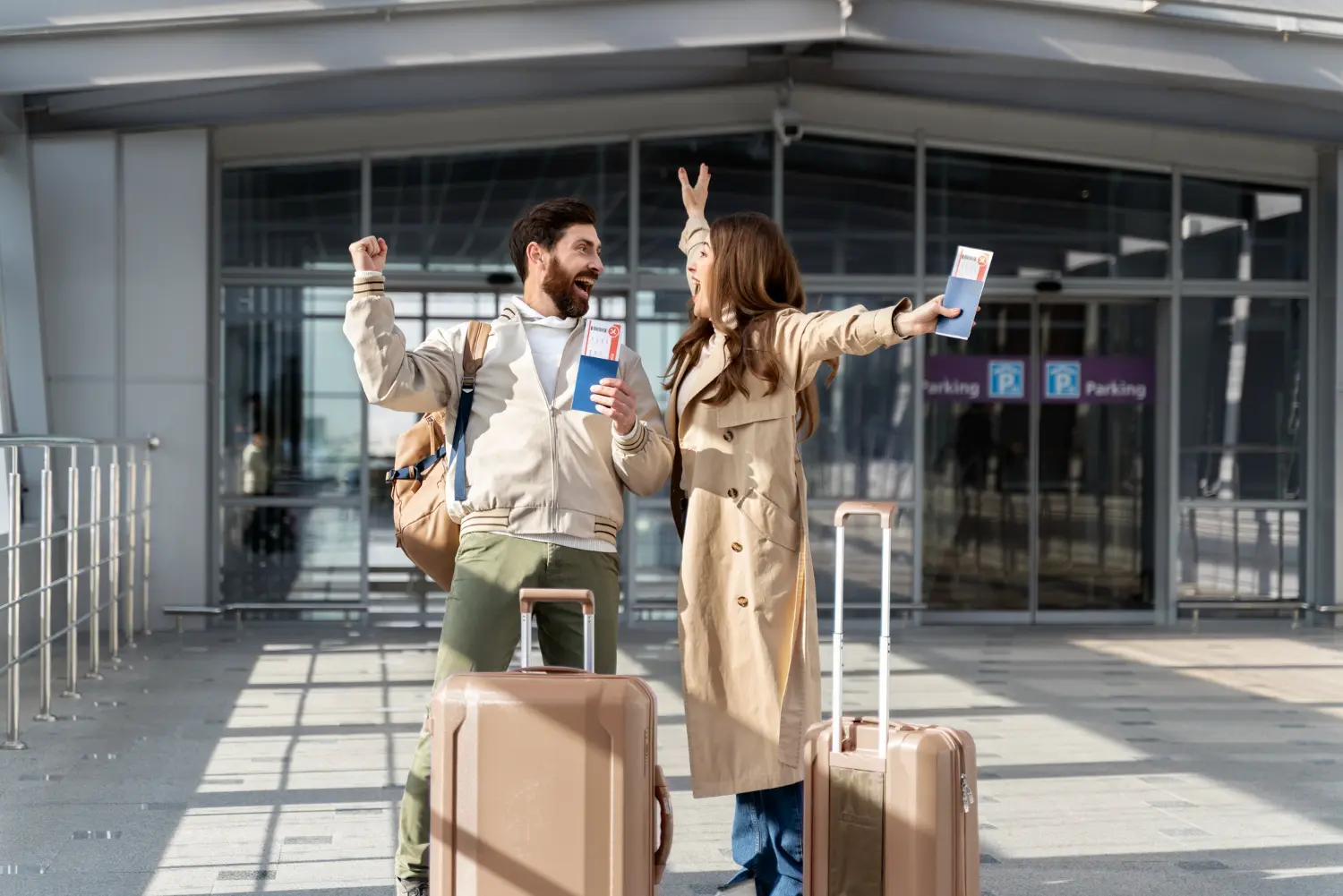 Casal em aeroporto, viajando para países que não precisam de visto