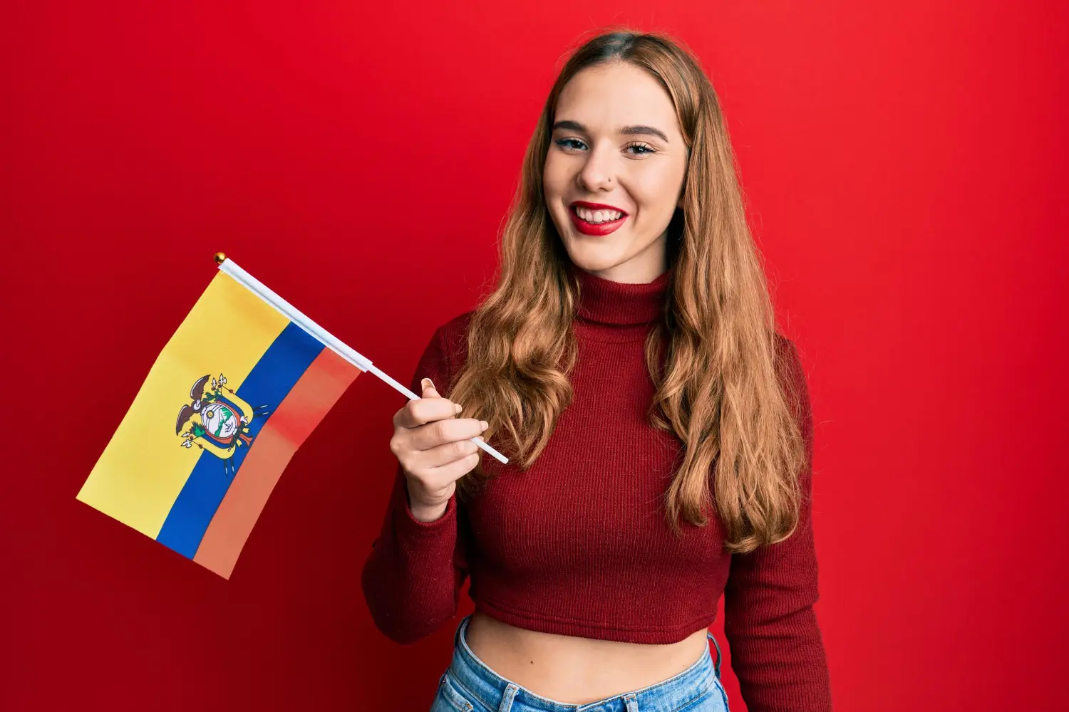Mulher segurando bandeira da Espanha e feliz por descobrir como ter cidadania espanhola para bisnetos. Cidadania espanhola quem tem direito?