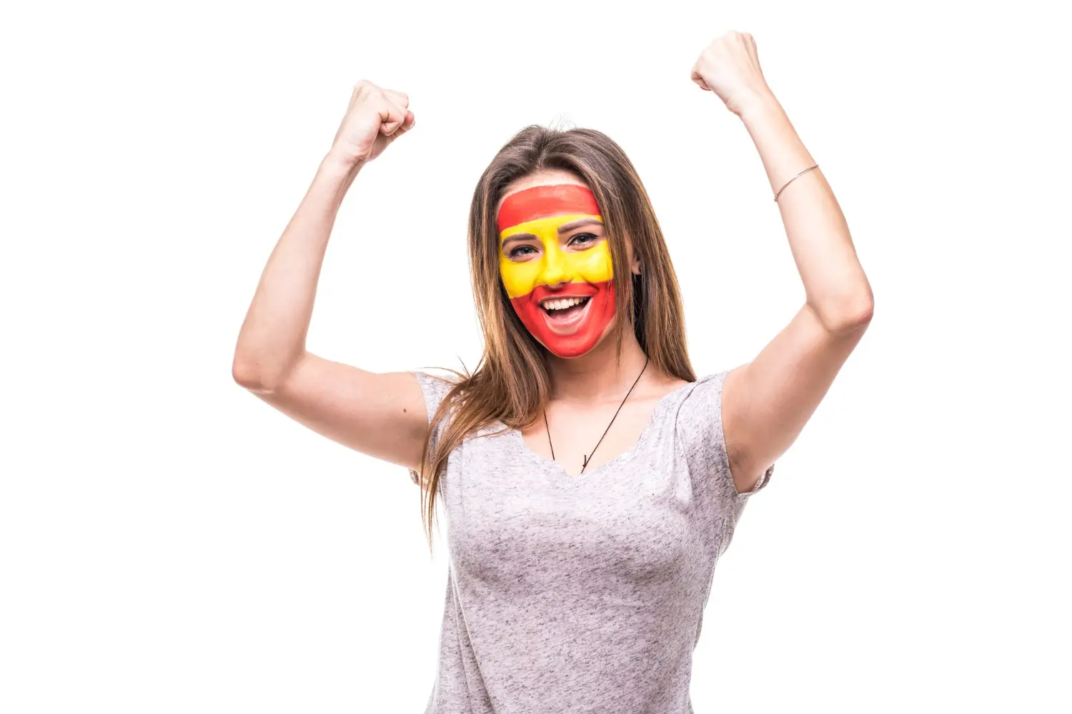 mulher com o rosto pintado nas cores da bandeira da Espanha, comemorando sua dupla cidadania