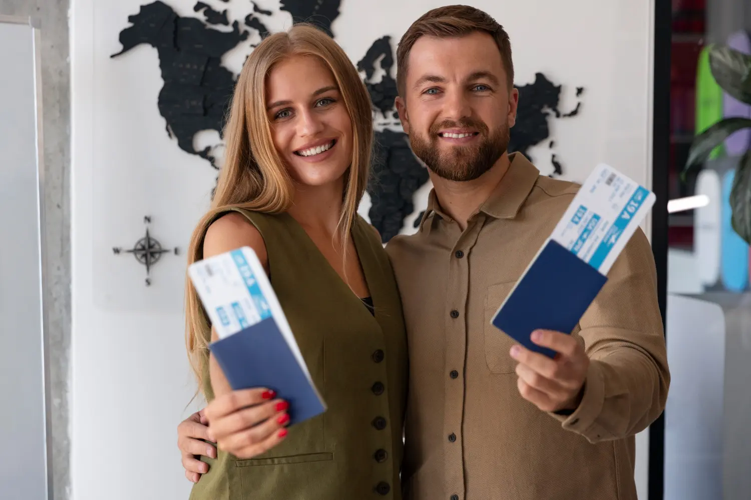 casal feliz segurando seus passaportes sorrindo, logo antes de viajar para irlanda, após entender como migrar para a Irlanda