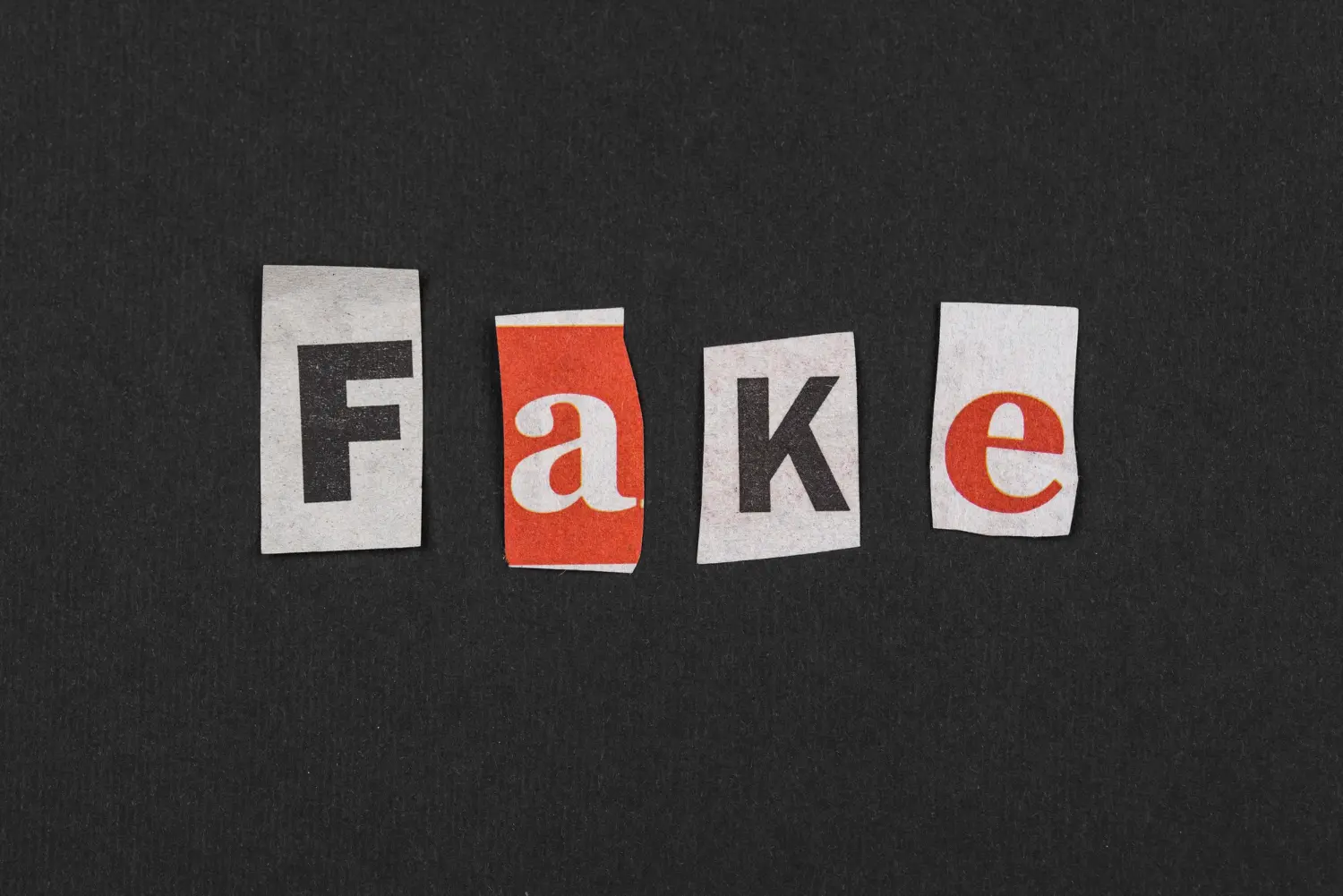 Palavra false com recortes de jornal representando os falsos cognatos