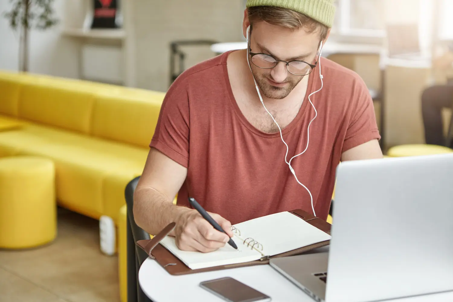 Profissional trabalhando como tradutor de sites