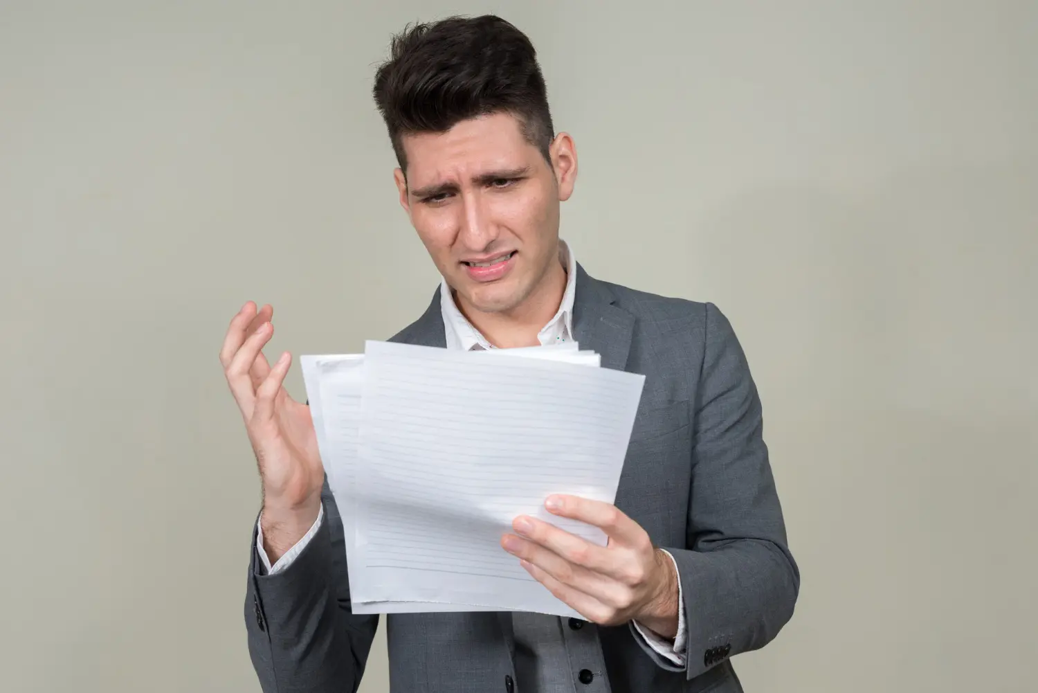 Homem insatisfeito com a tradução de determinados documentos com a tradução automática