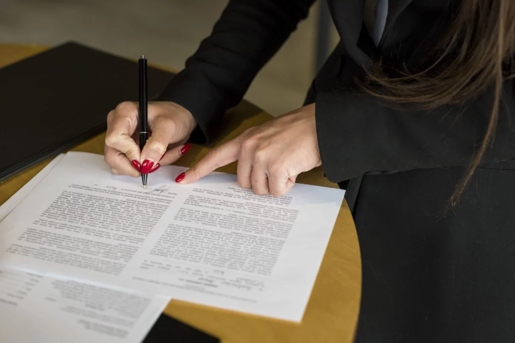 Garanta validade legal a contratos, certidões e diplomas com Tradução Certificada de Documentos.