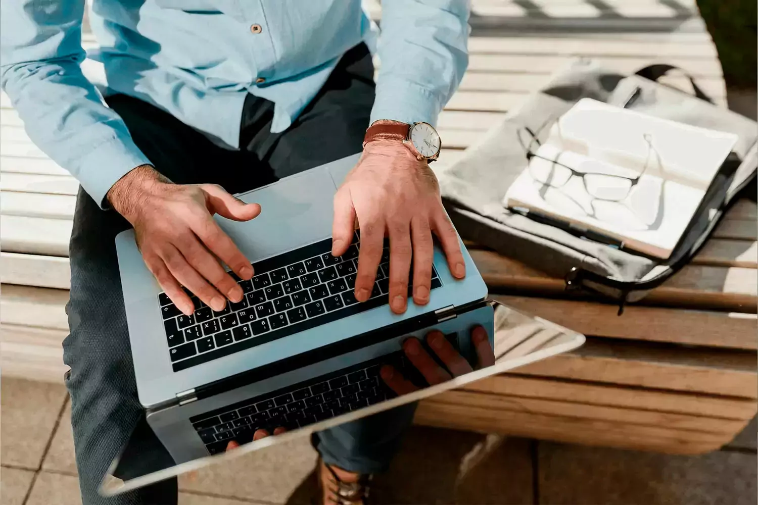 Profissional realizando tradução de documento para negócios