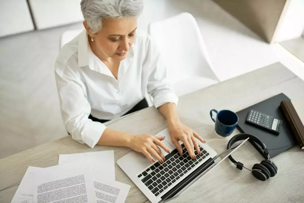 mulher realizando o serviço de Tradução Simples na Nexus, empresa confiável de tradução