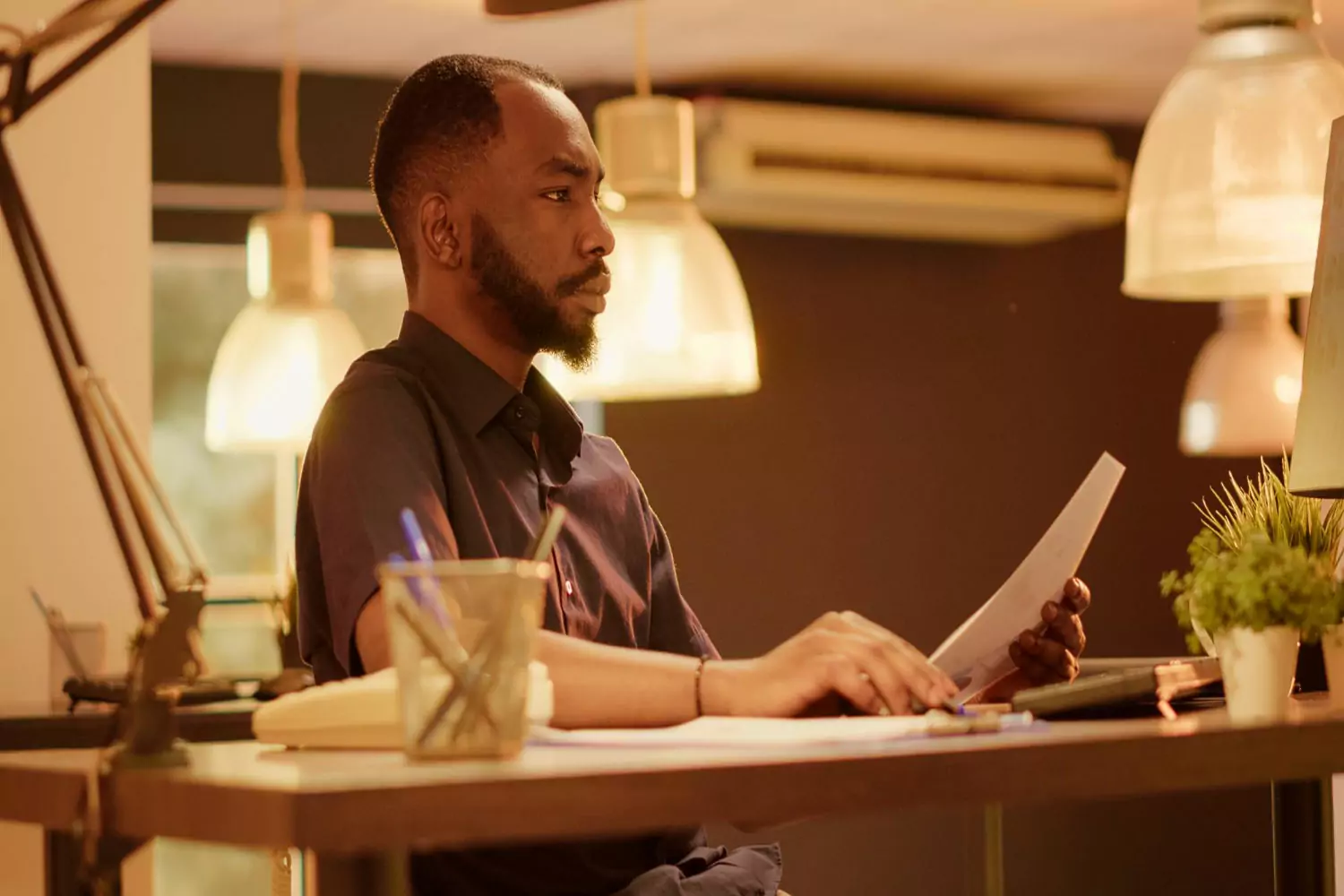 Profissional realizando uma tradução simples