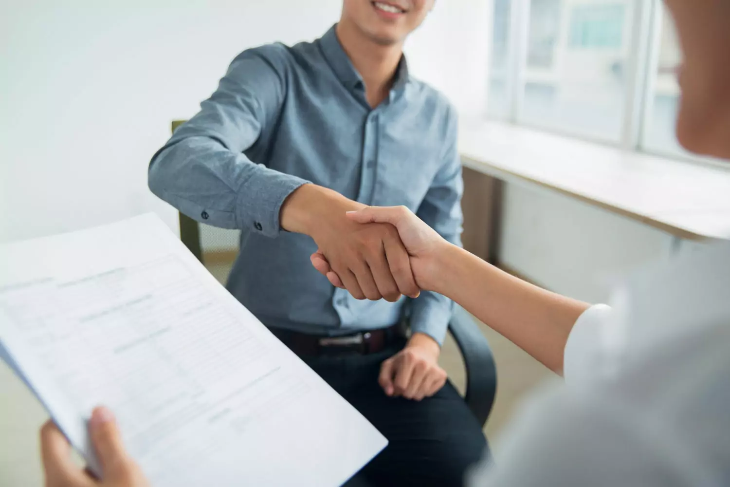 Profissional conquistando vaga após buscar por empregos em Portugal