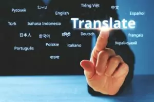 Pessoa selecionando na imagem a palavra translate após descobrir onde fazer tradução juramentada.