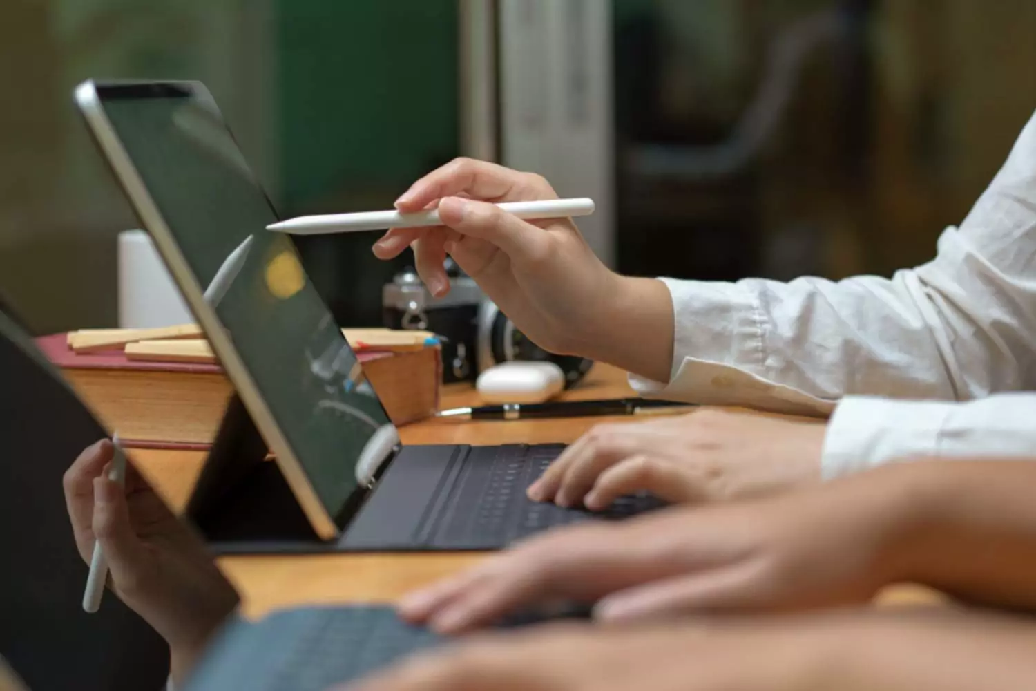 profissional fazendo a revisão de tcc
