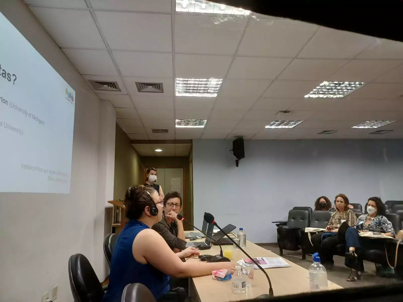 pessoas-falando-no-seminario-laveran-e-deane-sobre-malaria